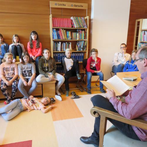 © MS Kundl Lehrer lesen Schülern vor