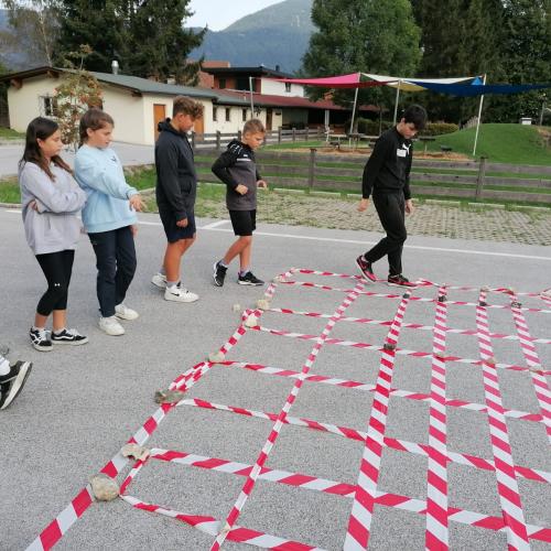 Schülerinnen und Schüler vertieft im Spiel