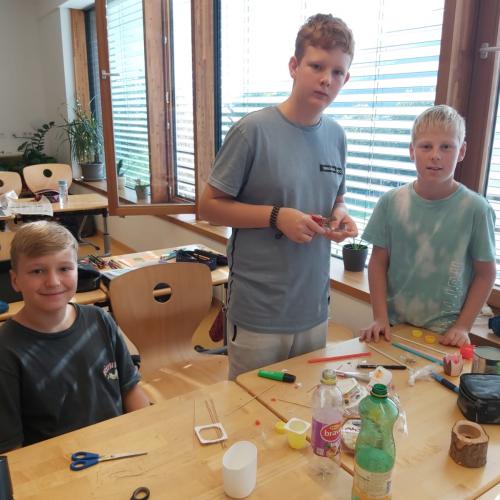 Jungs arbeiten mit Plastikabfall