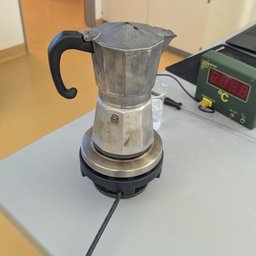 Kaffeekocher und Eiswürfel